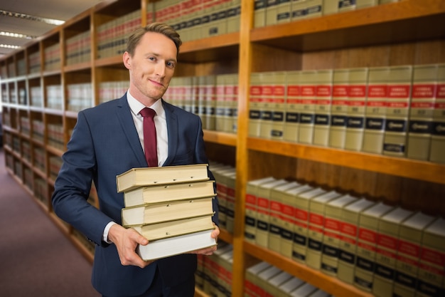 Abogado guapo en la biblioteca de derecho