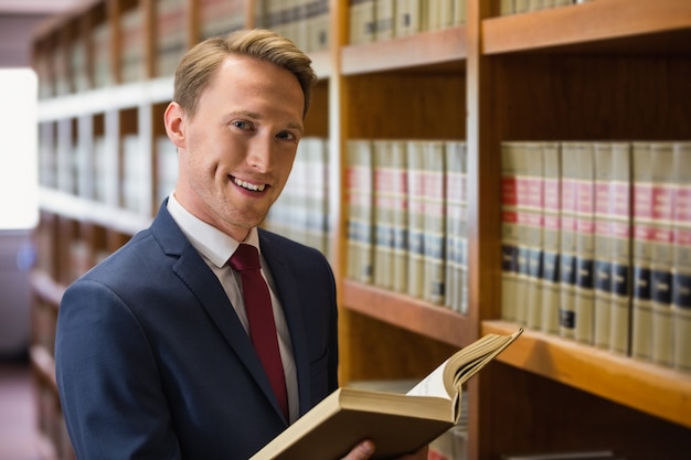 Abogado guapo en la biblioteca de derecho