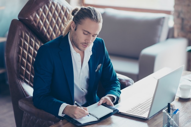 Abogado guapo sentado en su escritorio