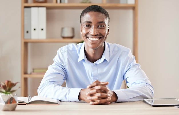 Abogado jefe o consultor de negocios en retrato de oficina con tableta digital y cuaderno para la planificación de la empresa en la carrera profesional Hombre negro corporativo en su escritorio feliz con el trabajo de administración