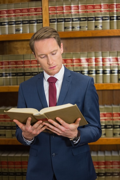 Abogado leyendo en la biblioteca de derecho