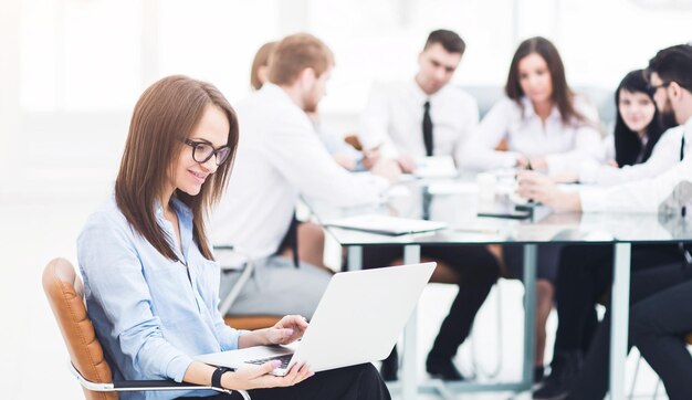 Abogado líder de la empresa en antecedentes, reuniones de negocios con socios comerciales. la foto tiene un espacio vacío para su texto.