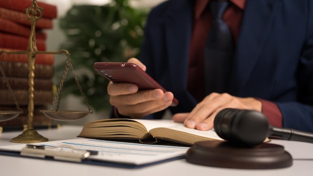 Abogado masculino que trabaja con un libro de leyes Un contrato legal vinculante Contrato unilateral Multilateral Contrato no recíproco Obligación predeterminada Poder notarial Defensa de una receta Decreto judicial