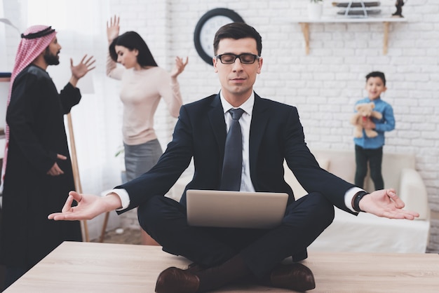 Foto el abogado está meditando mientras el hombre y la mujer discuten.