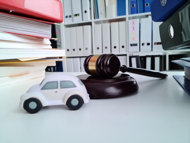 Foto abogado o juez y coche en primer plano de la sala del tribunal