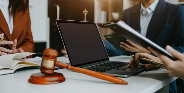 abogado o juez consultor teniendo una reunión de equipo con el cliente concepto de servicios legales y legales en el despacho