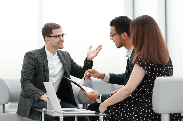 Foto abogado y una pareja discutiendo los términos del contrato