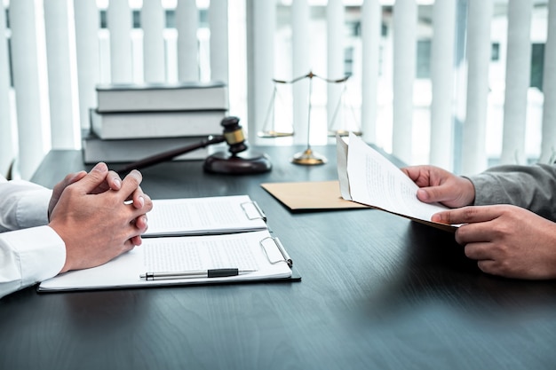 Foto abogado de sexo masculino que discute el caso legal de la negociación con la reunión del cliente con el contrato de documento en la oficina, la ley y la justicia, abogado, concepto de demanda.