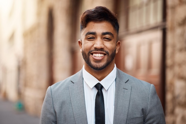 Abogado sonriente y empresario con retrato de hombre en la ciudad para administrador de justicia y orgullo Feliz abogado y defensor con cara de abogado masculino en el juzgado para asesor corporativo o consultor