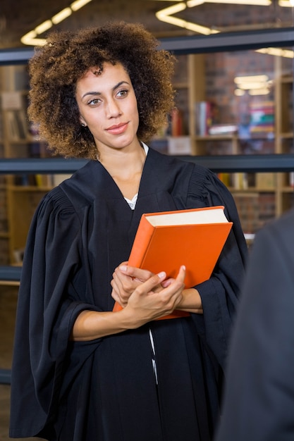 Abogado sosteniendo un libro de leyes en el cargo