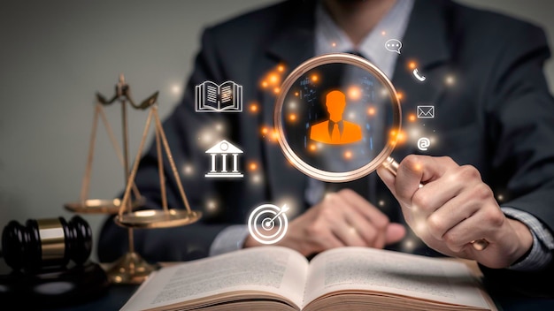 Abogados de justicia con mazo de juez Empresario en traje o abogado Contratación de abogados en el sistema digital Ley legal enjuiciamiento asesor legal demanda detective investigación consultor legal