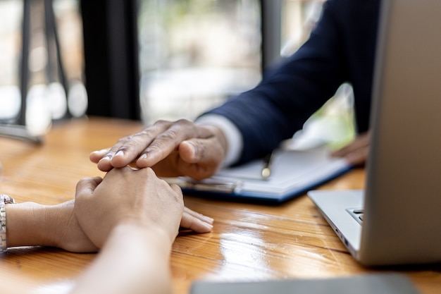 Los abogados o abogados están asesorando a los clientes en casos de difamación, están recolectando evidencia para presentar cargos contra las partes por daños y perjuicios. El concepto de asesoramiento en casos de difamación.