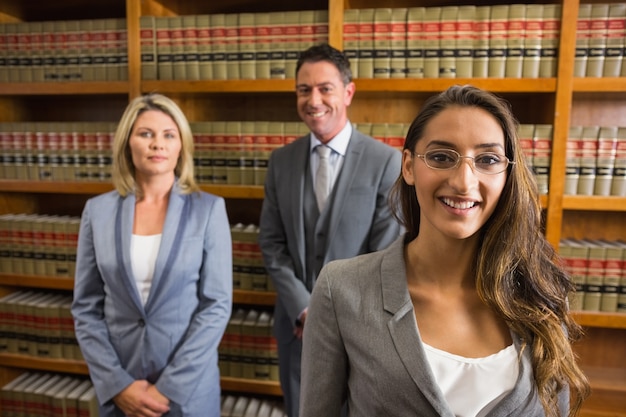 Foto abogados que leen el libro en la biblioteca de la ley