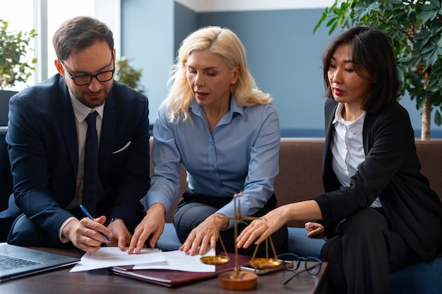 Foto abogados trabajando en la oficina