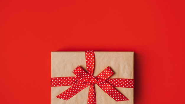 Abonnementsboxen zum Geben und Empfangen Abonnements-Geschenkboxen Pflegeverpackung mit rotem Band auf rotem Hintergrund