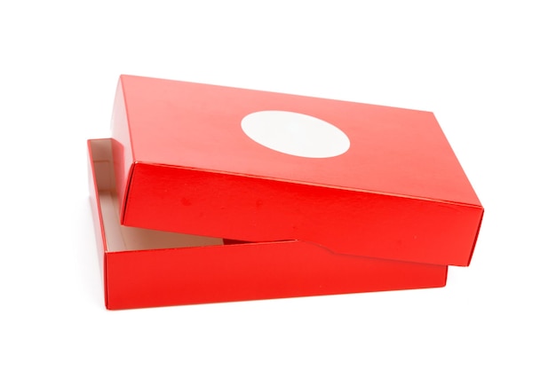 Abra a caixa de sapato vermelha isolada no branco