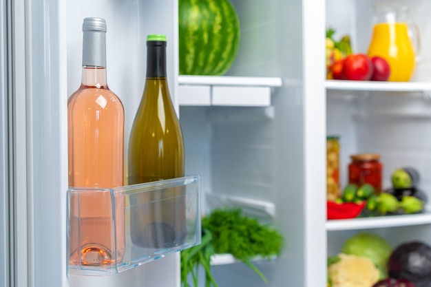 Abra a geladeira cheia de alimentos e bebidas frescos de perto