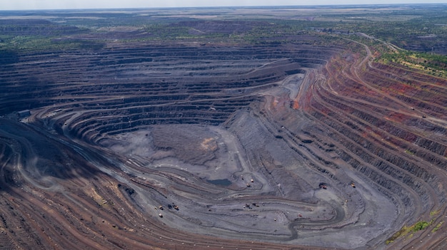 Abra a pedreira de minério de ferro na vista aérea superior de Krivoy Rog.
