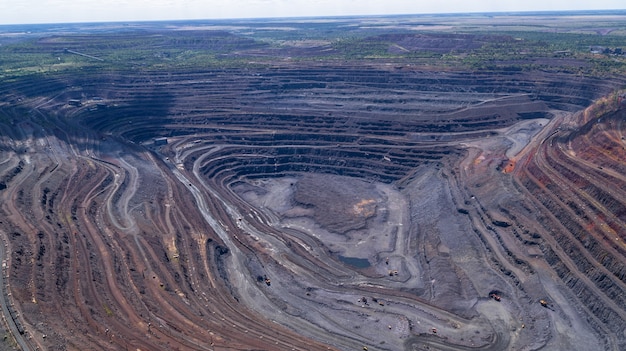 Abra a pedreira de minério de ferro no dia de verão vista aérea de cima.