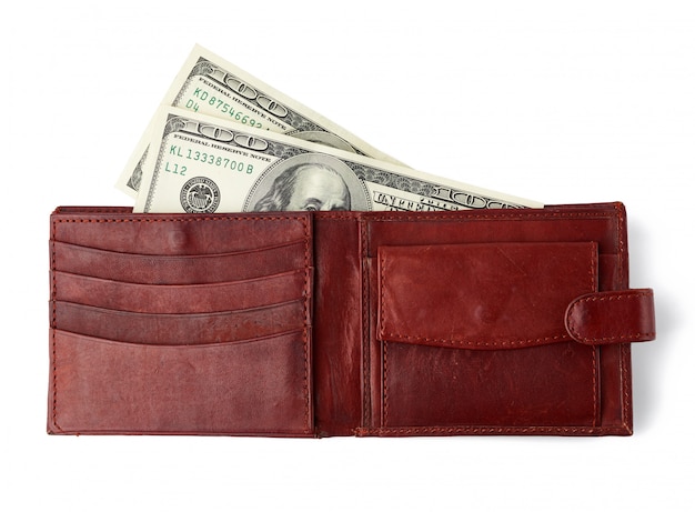 Abra la billetera de cuero marrón con cien billetes de dólar estadounidense aislado sobre fondo blanco.