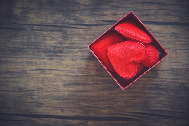 Abra la caja de regalo y el corazón rojo en la caja. Caja roja presente sorpresa con corazón completo para regalo.