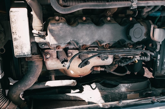 Abra el capó del automóvil Vista del motor y las piezas del vehículo Diagnóstico y reparación de un automóvil antiguo