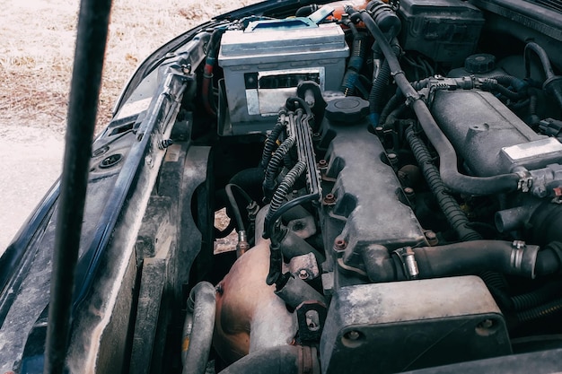 Abra el capó del automóvil Vista del motor y las piezas del vehículo Diagnóstico y reparación de un automóvil antiguo