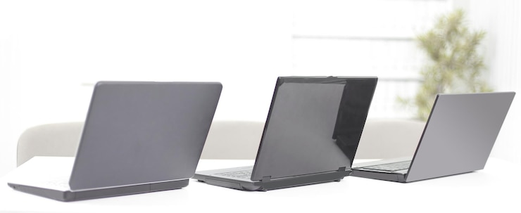 Foto abra la computadora portátil en el escritorio en una oficina moderna