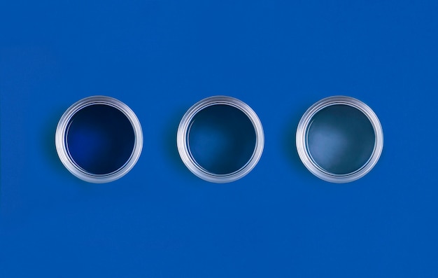 Abra latas de tinta no elegante fundo azul clássico. cor do ano 2020.