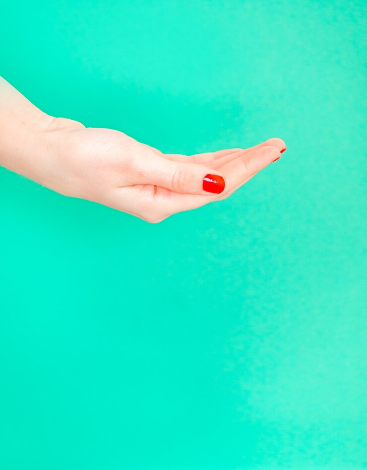 Foto abra la mano de la mujer en el fondo aislado del color verde