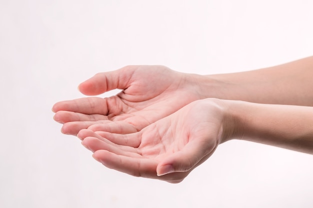 Abra la mano de una mujer, con la palma hacia arriba aislada sobre fondo blanco.