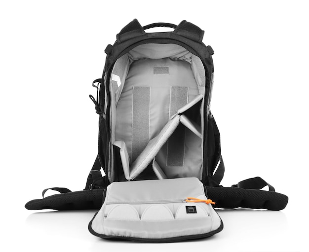 Abra la mochila del fotógrafo aislado en blanco