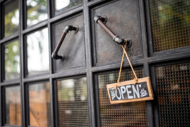 Abra la muestra de la cafetería en la puerta