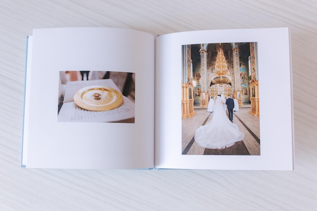 Foto abra o álbum de fotos com uma foto incrível de um lindo casal na mesa de madeira branca