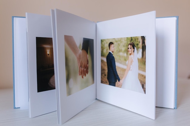 Abra o álbum de fotos com uma foto incrível de um lindo casal na mesa de madeira branca