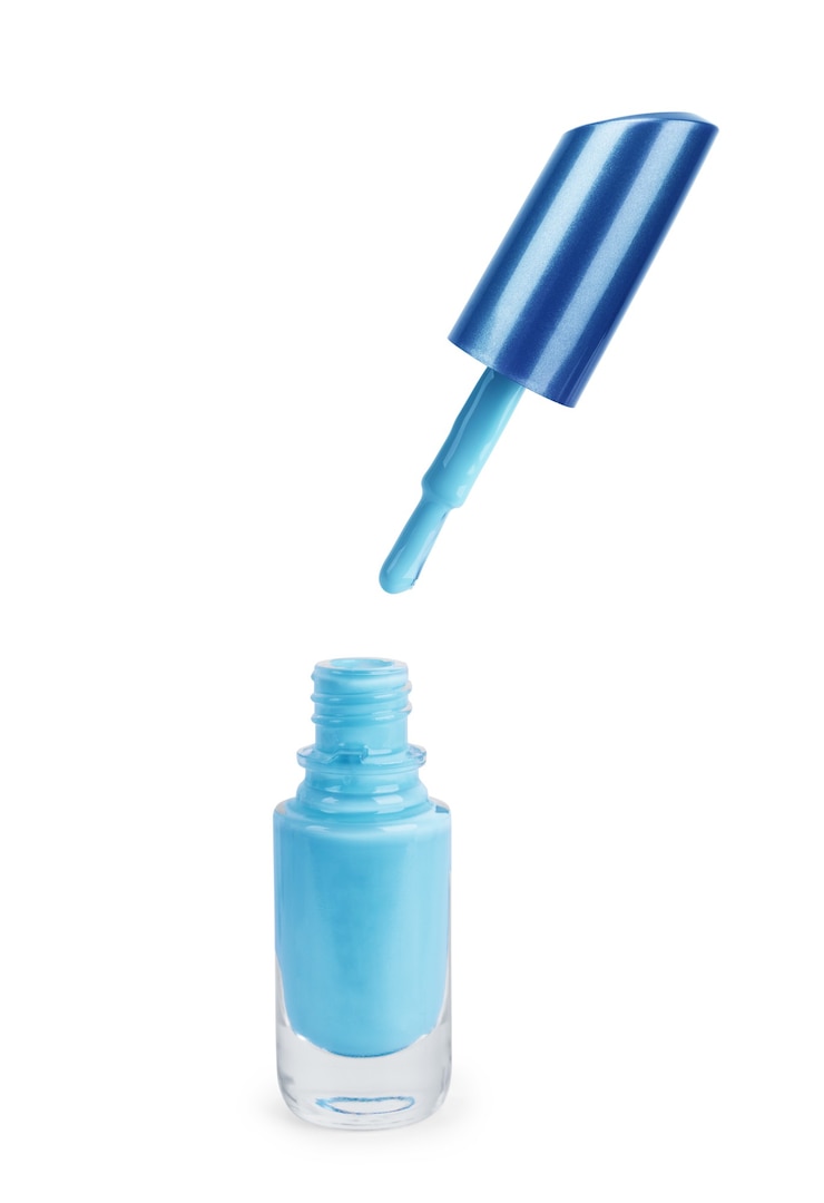 Abra o esmalte com um pincel em um fundo branco