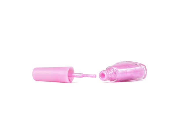 Abra o esmalte rosa em uma garrafa de vidro isolada em um fundo branco