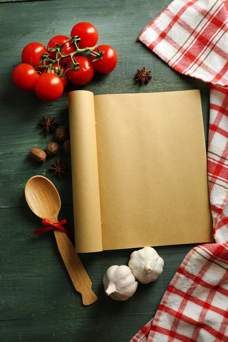 Foto abra o livro de receitas de vegetais e especiarias em fundo de madeira