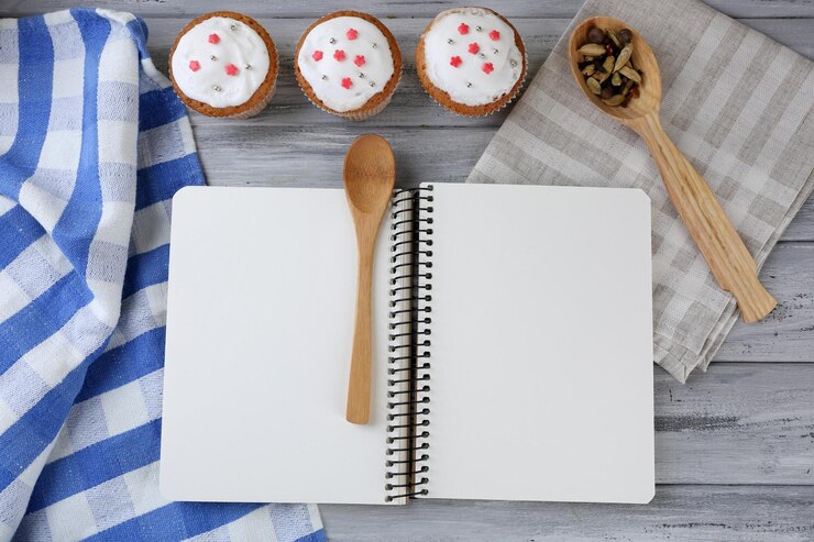 Foto abra o livro de receitas e saborosa padaria em fundo de madeira