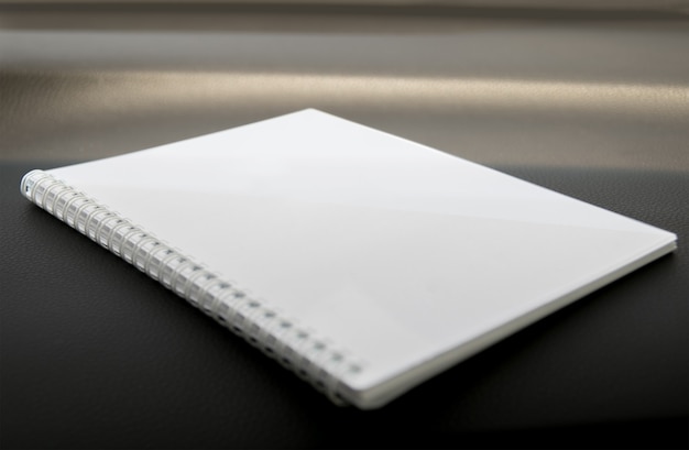 Abra o notebook com páginas em branco, vazias e transparentes no fundo preto