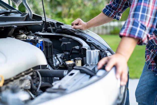 Abra o sistema do motor mecânico do capô para verificar e reparar o acidente de carro danificado