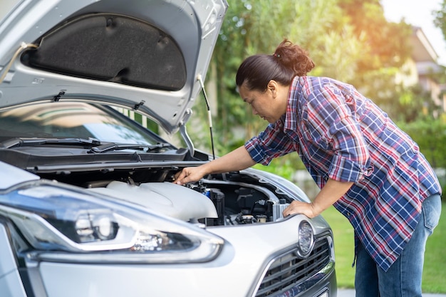 Abra o sistema do motor mecânico do capô para verificar e reparar o acidente de carro danificado