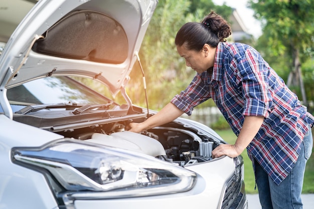 Abra o sistema do motor mecânico do capô para verificar e reparar o acidente de carro danificado