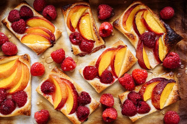 Abra la puerta del horno con pasteles dulces con relleno de frutas y corteza crujiente