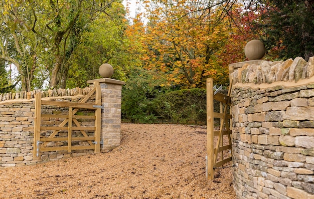 Abra las puertas de madera en la entrada a la casa moderna