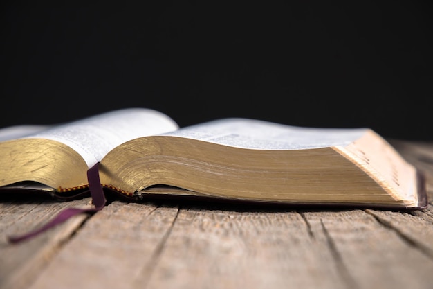 Foto abra la sagrada biblia sobre la mesa