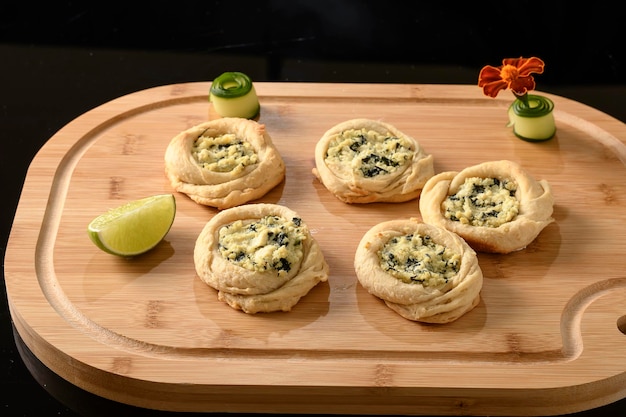 Abra sfiha relleno de queso ricotta y espinacas en una madera