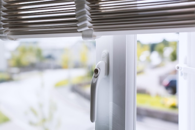 Abra la ventana de plástico en verano