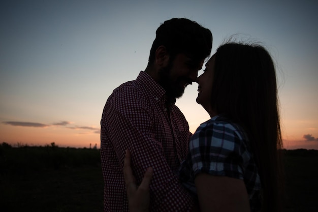 Abraçando o casal em raios de sol poente