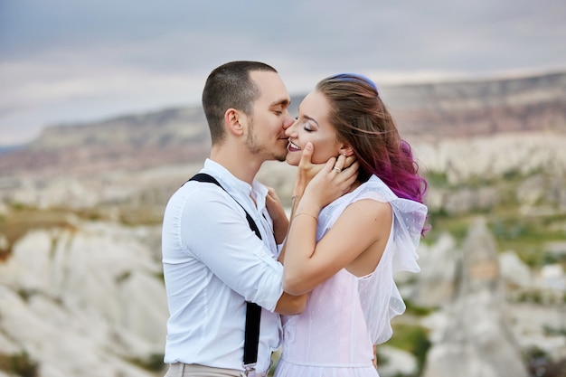 Abraçar e beijar casal apaixonado na manhã de primavera